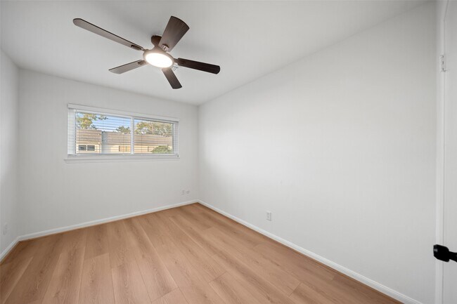 Building Photo - 9654 Westview Dr