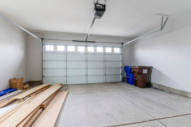 Building Photo - 712 E Zekes Ct