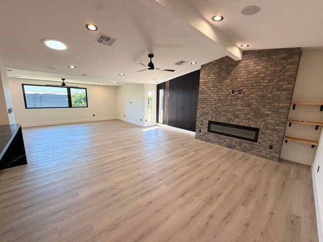 Building Photo - Updated 3 Bed / 2Bath Northeast Phoenix Home Ready for Immediate Move In w/ NO Carpet!