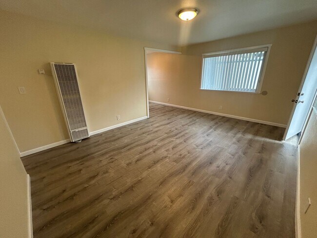 Building Photo - NB EBN T 22218