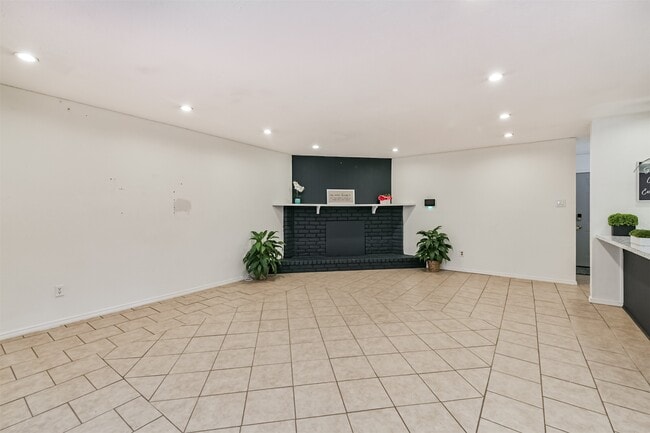 Building Photo - 24426 Rockin 7 Dr