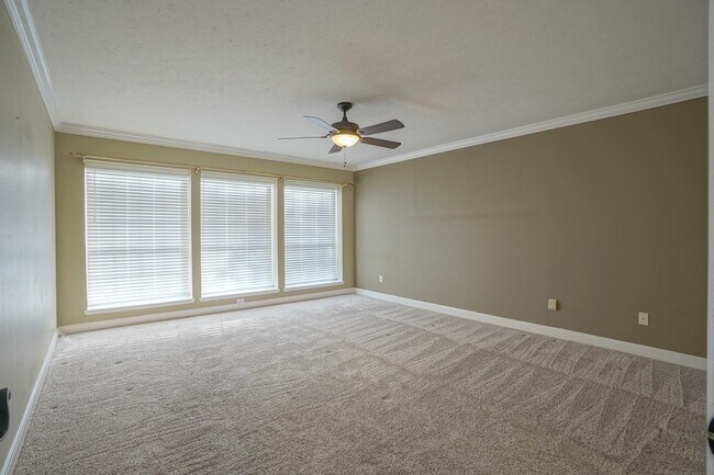 Building Photo - 2108 Lakeway Dr
