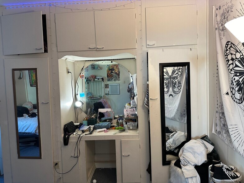 Building Photo - 108 Temple St