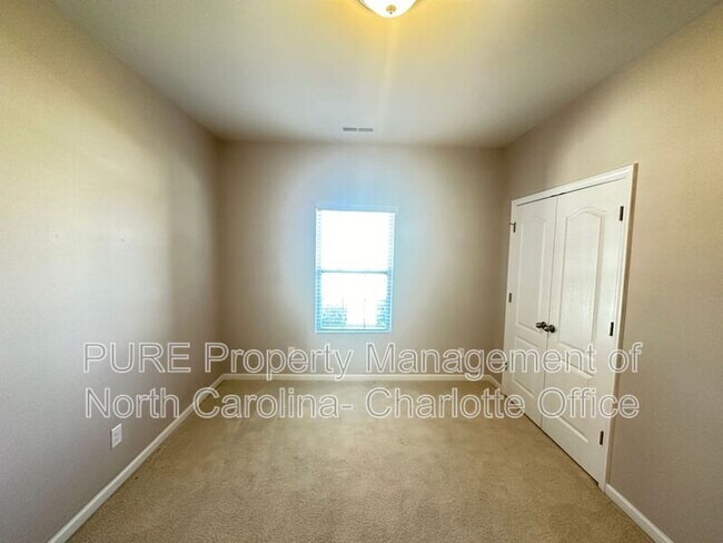 Building Photo - 3520 Larkhaven Ave SW