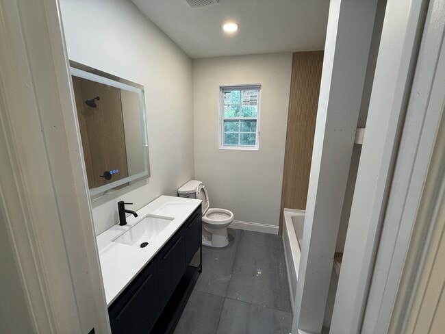 Building Photo - 2204 Redfern Rd