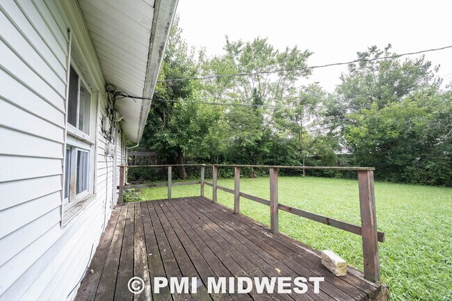 Building Photo - "Charming 3-Bedroom Home in Indianapolis with Modern Comforts!"