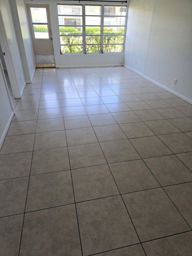 Building Photo - 9851 Sandalfoot Blvd