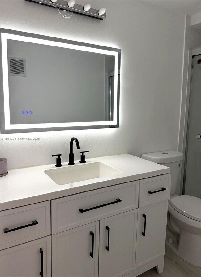 Building Photo - 220 Lakeview Dr