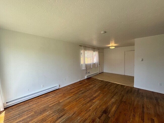 Building Photo - 6727 SE Reedway St