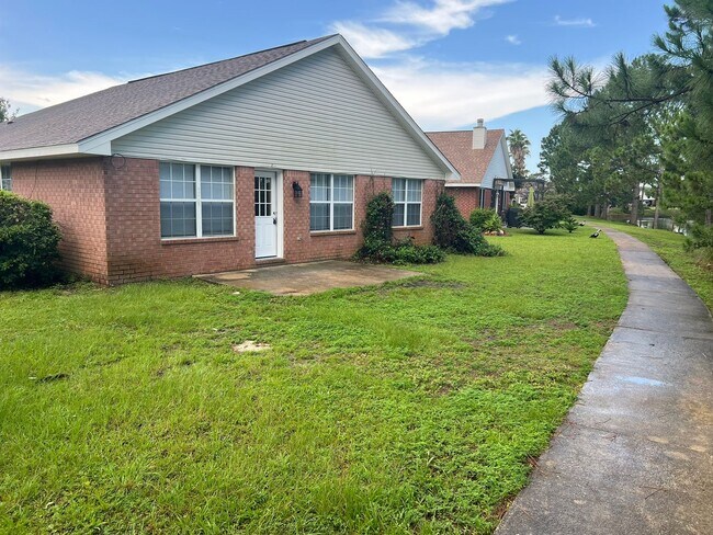 Building Photo - Located in the gated community of Parker's...