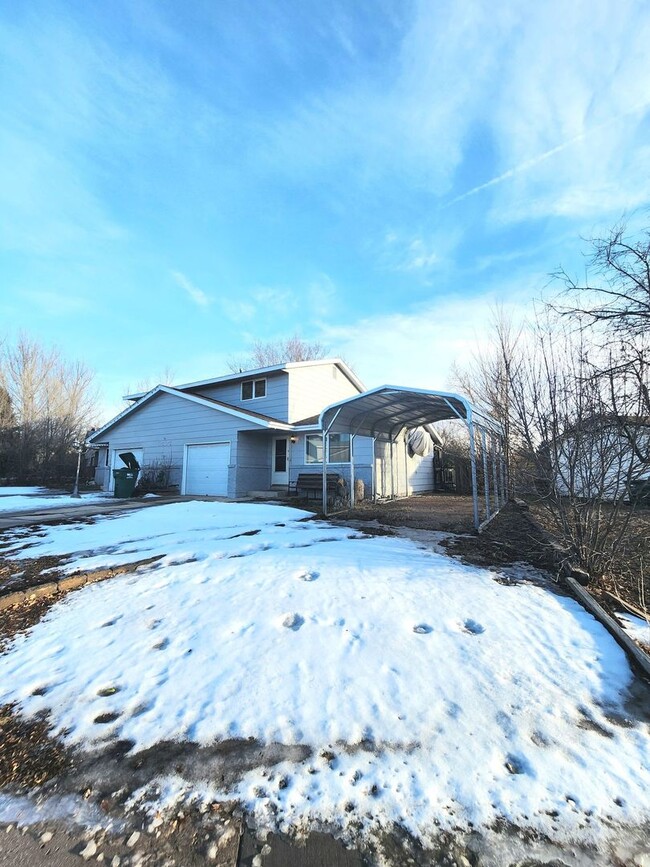 Building Photo - Beautiful Townhome