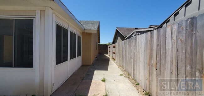 Building Photo - Lovely 3 Bedrooms 2 bath Home For Rent