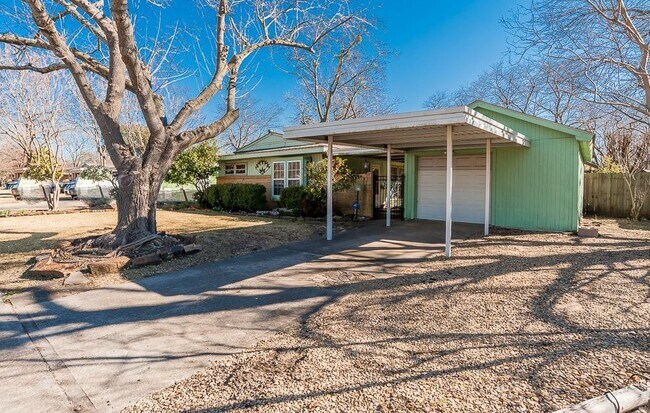 Building Photo - 2442 Oates Dr