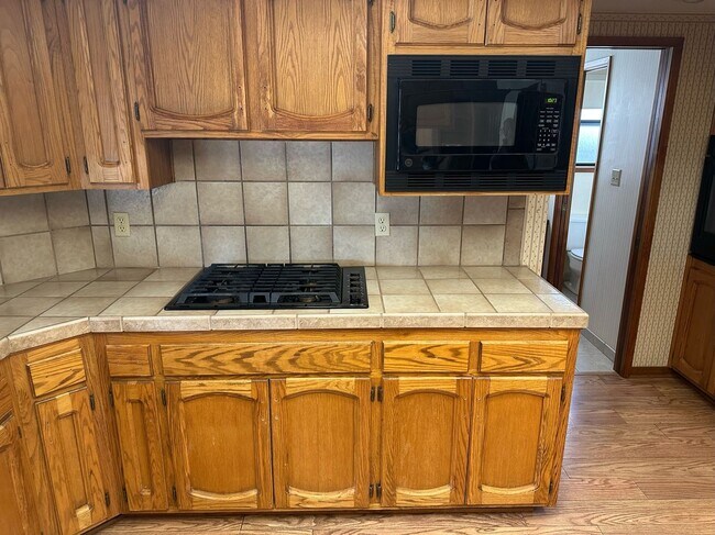 Building Photo - 475 E Mercedes Ave