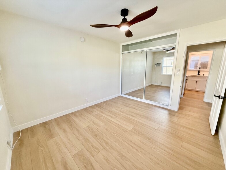 Building Photo - 14122 Delano St