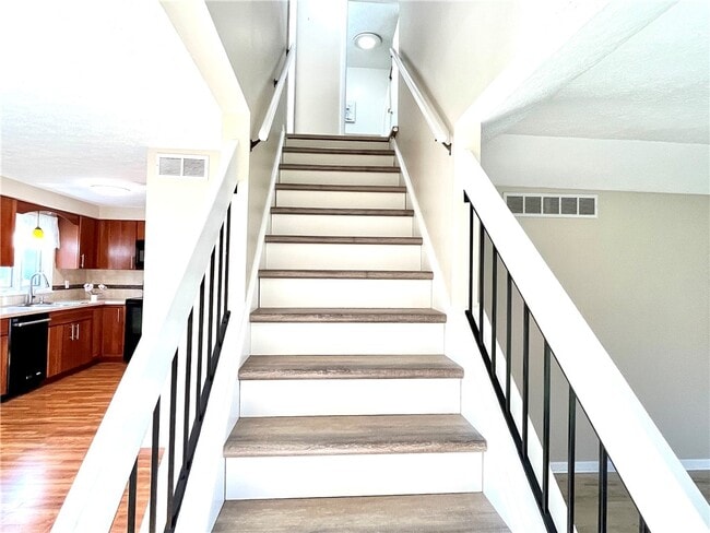 Building Photo - 3 Treetop Dr