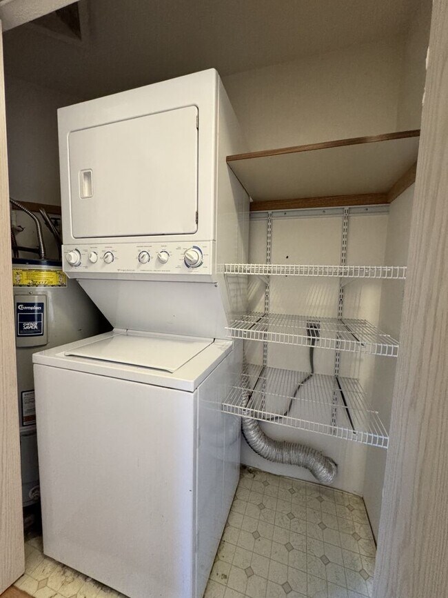 Building Photo - Spacious 3 bed 1.75 bath top floor unit in Des Moines