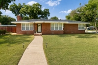 Building Photo - 2400 Hampstead Ln