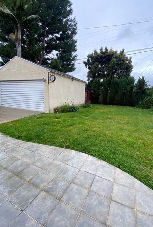 Building Photo - Single Family. 3-bed Home - Desireable Neighborhood!