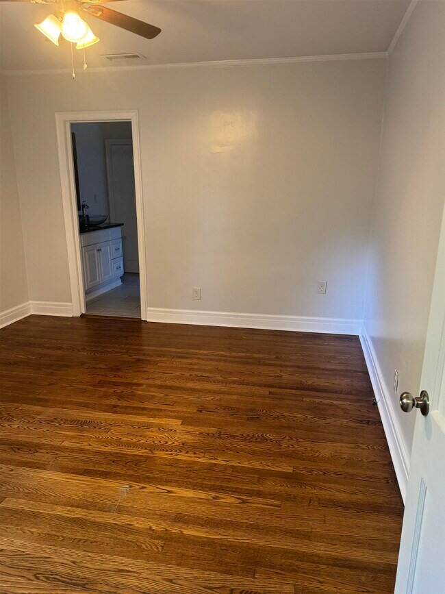 Building Photo - 193 Alexander St