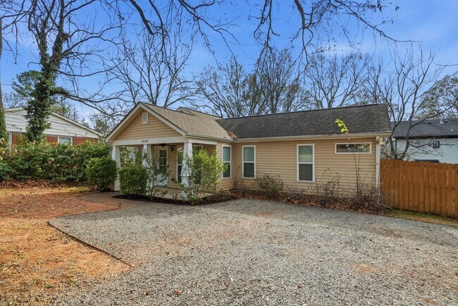 Building Photo - 3 Bedroom Home with a deck in Plaza-Midwood!