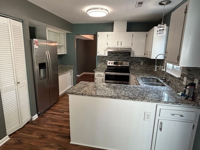 Building Photo - Wonderful 4 bed, 2.5 bath Single Family Ho...
