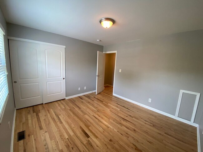Building Photo - River-front condo, UA schools, 2 BR/1.5 BA