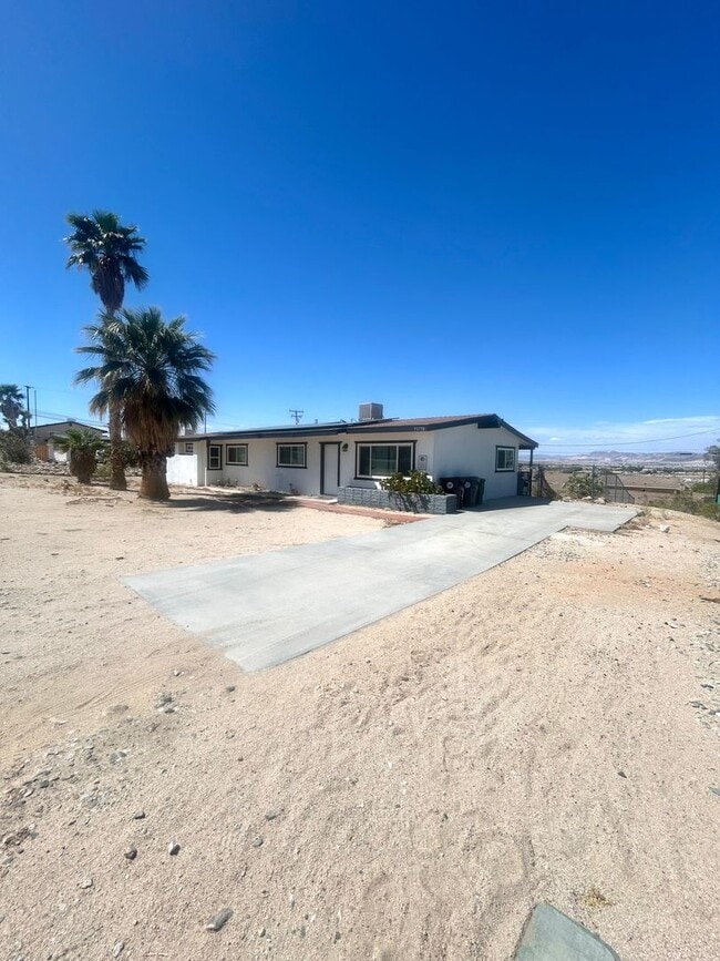 Building Photo - 4 Bedroom 2 Bathroom Home in Quiet Neighborhood