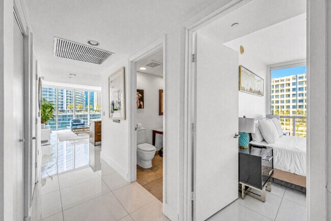 Building Photo - 485 Brickell Ave