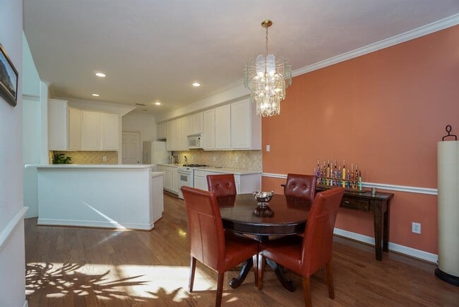 Building Photo - 1131 Enclave Square E