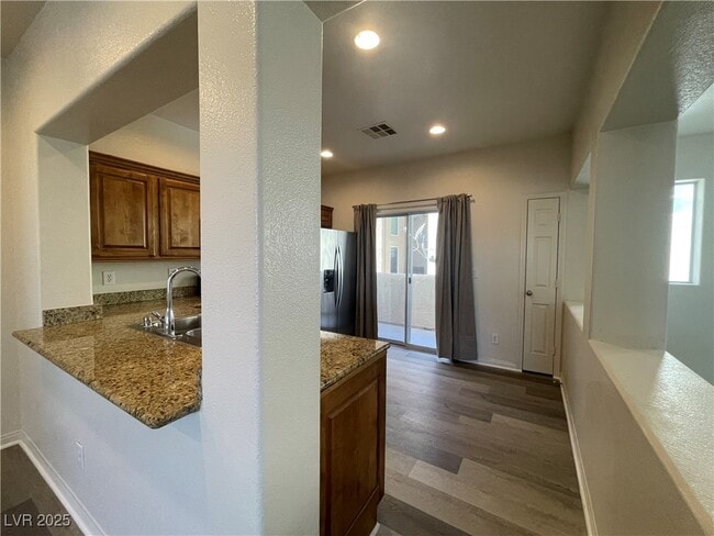 Building Photo - 10571 Mann St