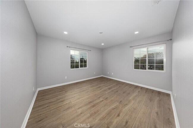 Building Photo - 642 N 6th Ave