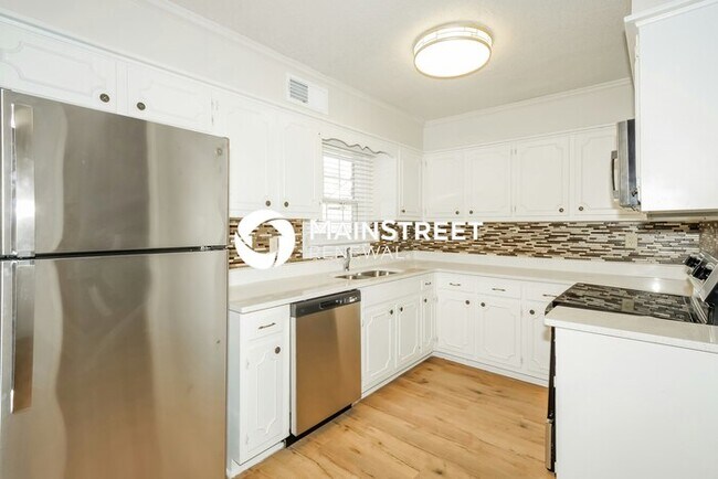 Building Photo - 4 Bedroom Pet-Friendly Home in GERMANTOWN, TN with Main Street Renewal