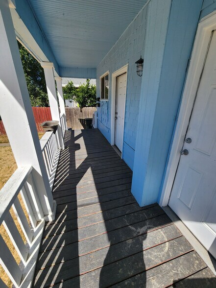 Building Photo - 1028 Capitol St