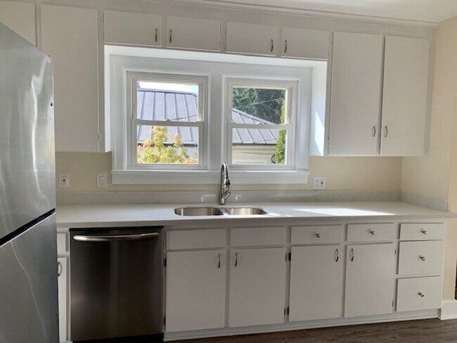 Building Photo - Remodeled 3 Bedroom Home-Duplex in Loyal Heights READY FOR MOVE IN NOW at $3875!