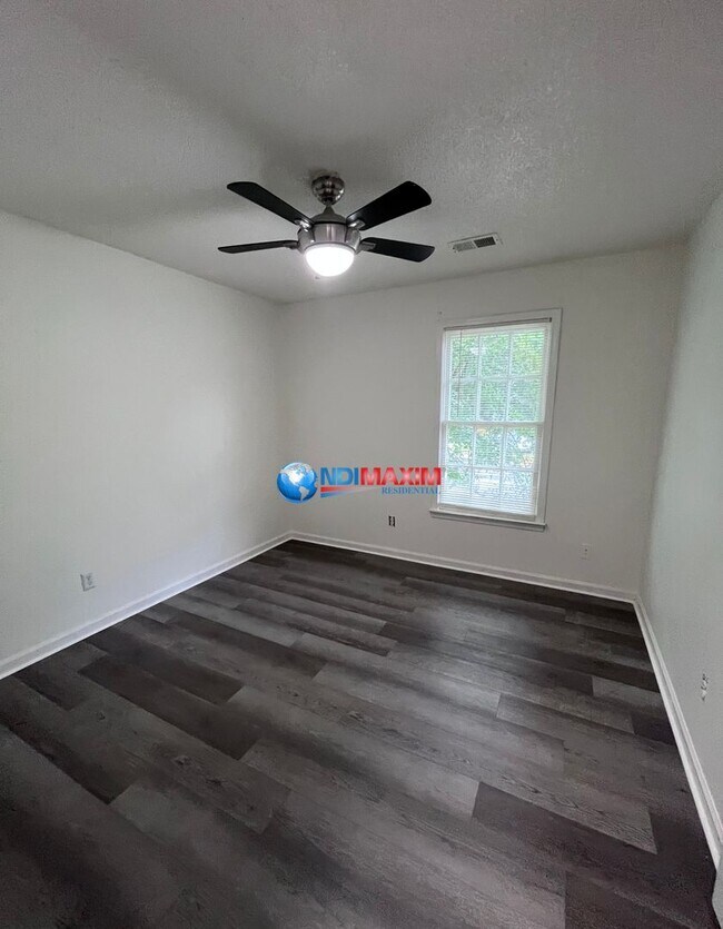 Building Photo - Spacious RENOVATED 5-bedroom house in Lawr...