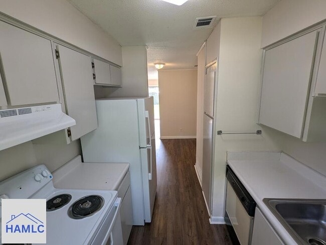 Building Photo - 979 Live Oak Dr