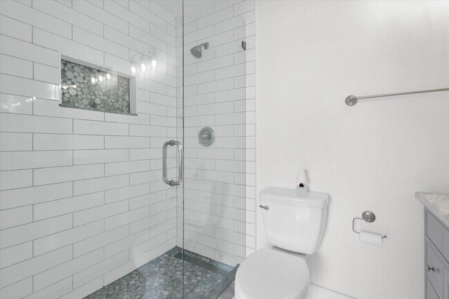 Building Photo - 841 NW Riverside Dr