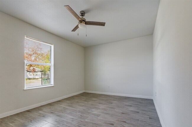 Building Photo - 5874 Belcrest St