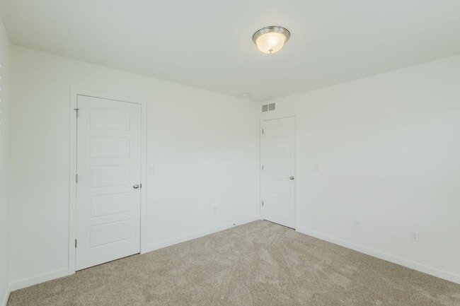 Building Photo - 2656 Champagne Ave