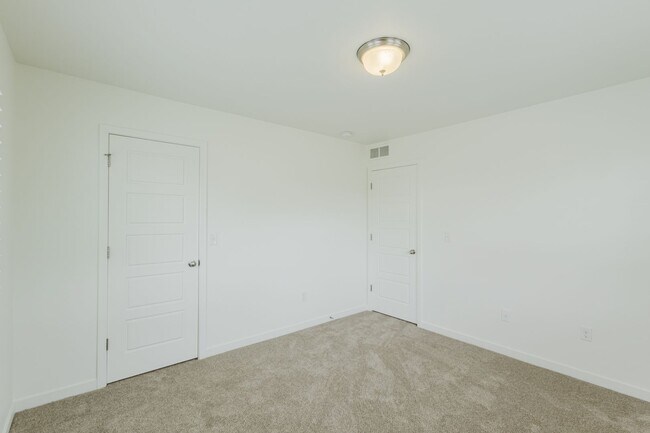 Building Photo - Immaculate 5bedroom like new in The Meadows!