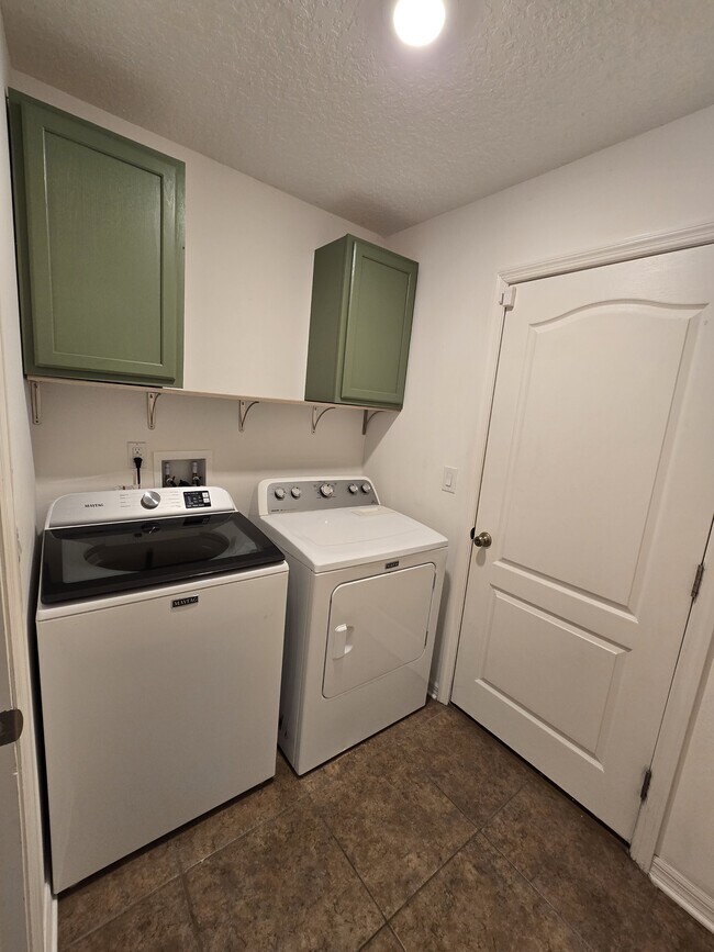 Building Photo - 127 Cedar Cir Dr