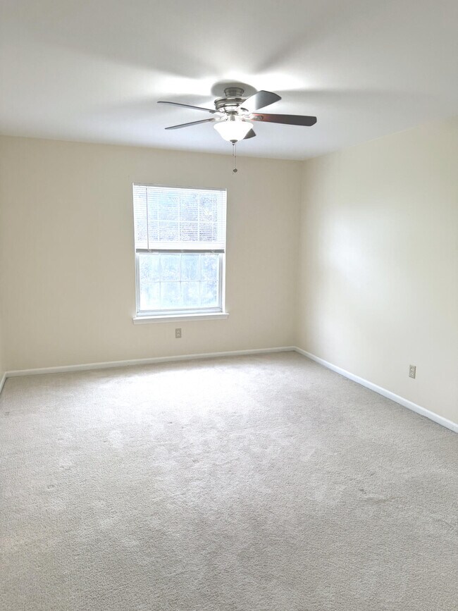 Building Photo - 3112 Village Cir N
