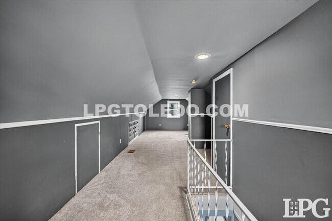 Building Photo - 3540 Bellevue Rd