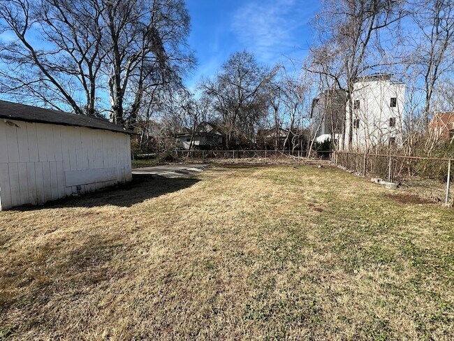 Building Photo - 511 N Church St