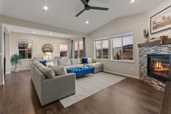 Building Photo - Modern Living. Unforgettable Views 5 bedroom / 5 bathrooms in the desirable Candelas community