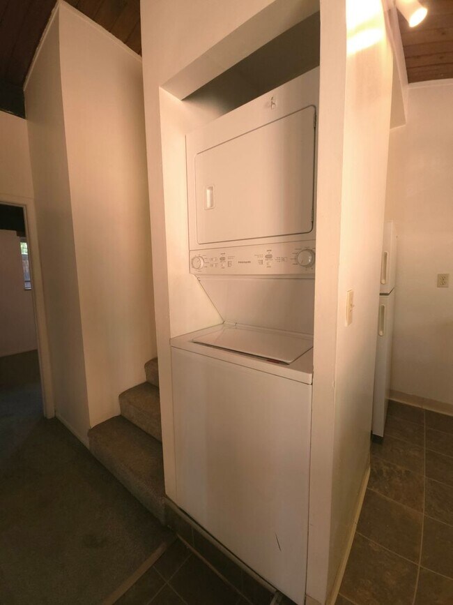 Building Photo - 3 Bedroom Apartment on West Side Of The Hill