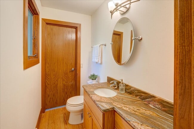 Building Photo - Move in Ready Hill Farms Ranch!