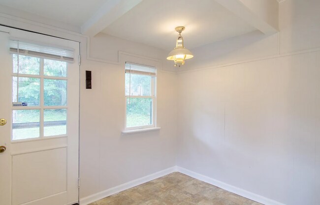 Building Photo - Charming West Plaza Bungalow