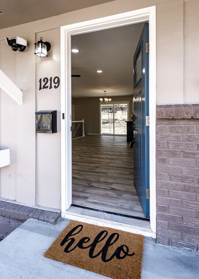 Building Photo - Newly Remodeled 5 Bed Home with Huge Yard